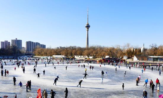 People’s enthusiasm for winter sports continues to explode one year out from Beijing 2022. Here are some shots of local Beijingers at Yuyuantan Lake. (Photos by Zhan Shilin)