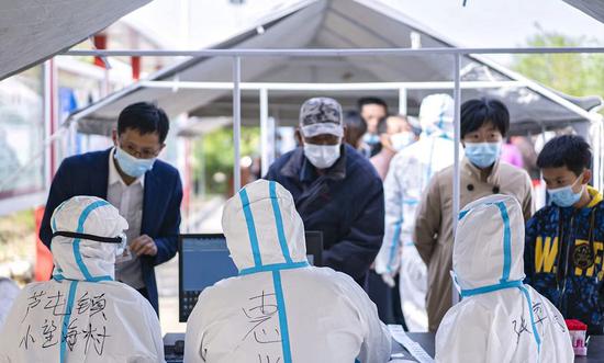 Residents of Xiaowanghai Village wait to have a second round of nucleic acid testing in Bayuquan District, Yingkou City, northeast China's Liaoning Province, May 16, 2021. (Xinhua)