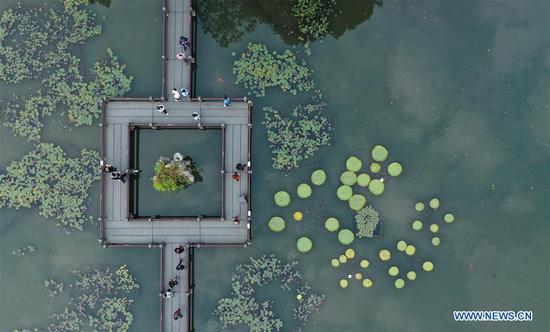 Aerial photo taken on Oct. 22, 2020 shows people enjoying themselves at an island in the West Lake scenic area in Hangzhou, east China's Zhejiang Province. (Xinhua/Weng Xinyang)