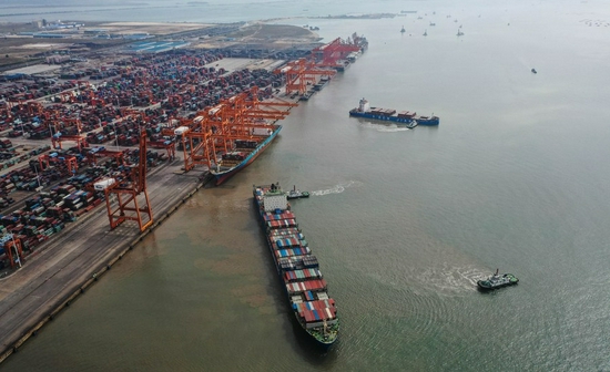 Aerial photo taken on Nov. 19, 2020 shows a cargo ship leaving a berth of the Qinzhou Port in south China's Guangxi Zhuang Autonomous Region. (Xinhua/Zhang Ailin)