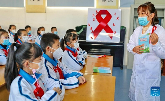 December 1st marks the World AIDS Day. Various activities are held across China on this occasion to inform people of the risks and transmission of HIV/AIDS as well as related knowledge of prevention and control. (Xinhua/Cao Jianxiong)