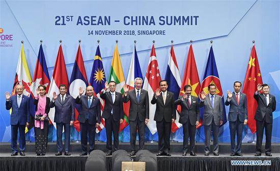 Premier Chin Li Keqiang (5 L) pozuje do zdjęcia grupowego z innymi przywódcami na 21. szczycie China-ASEAN (10 + 1), który odbywa się również z okazji 15. rocznicy ustanowienia partnerstwa strategicznego Chiny-ASEAN, w Singapur, 14 listopada 2018 r. (Xinhua / Zhang Ling)