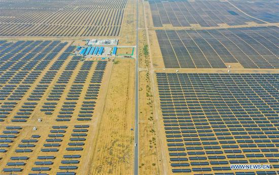 Aerial photo taken on Sept. 14, 2020 shows the Dalad Photovoltaic Power Base in the Kubuqi Desert in north China's Inner Mongolia Autonomous Region. (Xinhua/Lian Zhen)