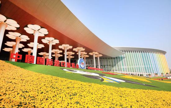 Photo taken on Nov. 10, 2019 shows flower decoration at the south square of the National Exhibition and Convention Center (Shanghai) in Shanghai, east China. (Xinhua/Fang Zhe)