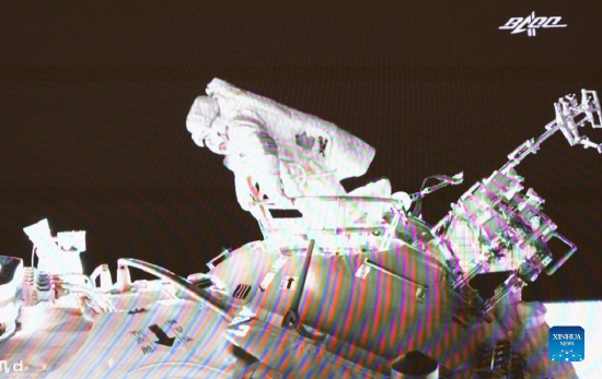 Screen image taken at Beijing Aerospace Control Center on Dec. 27, 2021 shows a Chinese astronaut returning to the space station core module Tianhe after completing extravehicular activities (EVAs). Astronauts Zhai Zhigang and Ye Guangfu have completed their EVAs and returned to the space station core module Tianhe, the China Manned Space Agency said early Monday. This was the fourth time that Chinese astronauts conducted EVAs during the construction of the country's space station and the second by the Shenzhou-13 crew. The CMSA has declared the EVAs a complete success. (Xinhua/Guo Zhongzheng)