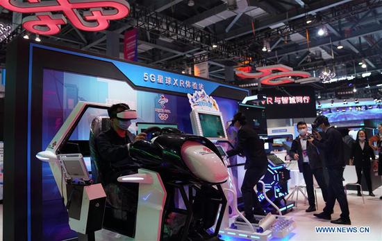 A visitor tries a racing game based on VR (Virtual Reality) technology during the 2020 World Conference on VR Industry in Nanchang City, east China's Jiangxi Province, Oct. 19, 2020. The online summit of 2020 World Conference on VR Industry kicked off Monday in Nanchang. (Xinhua/Hu Chenhuan)