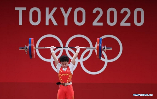 Hou Zhihui of China competes during the women's 49kg weightlifting event of the Tokyo 2020 Olympic Games in Tokyo, Japan, July 24, 2021. (Xinhua/Yang Lei)