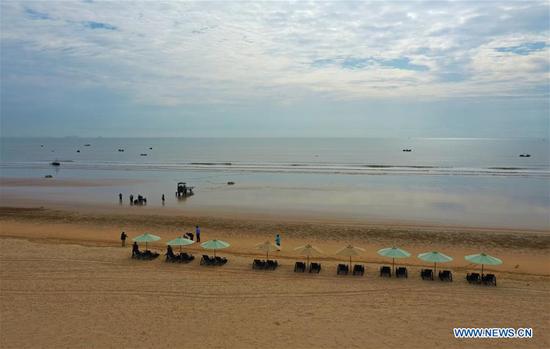 People enjoy themselves at the seaside of Rizhao City, east China's Shandong Province, Sept. 29, 2020. China is set to welcome eight days of national holiday this year as the Mid-Autumn Festival coincide with the country's National Day. (Xinhua/Fan Changguo) 