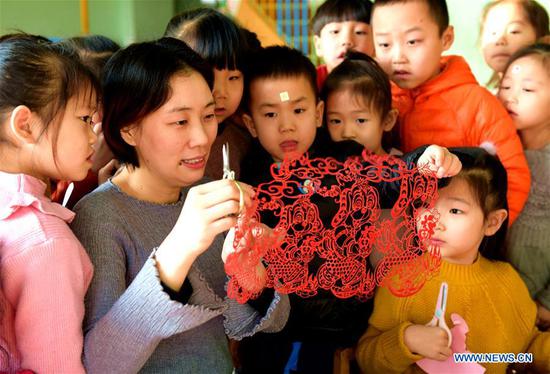 Children learn paper-cutting to greet upcoming Chinese lunar New Year