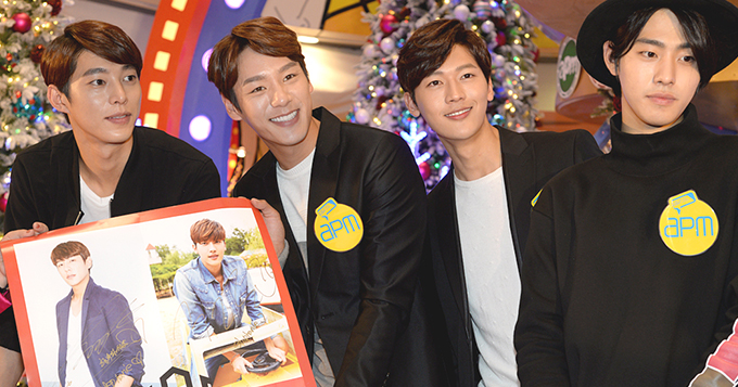 独家：韩星郭时旸访香港 与女粉丝对吃橡皮糖