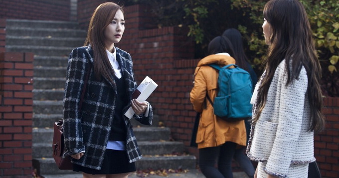 韩星朴敏英新剧演学生 冬日光腿穿短裙