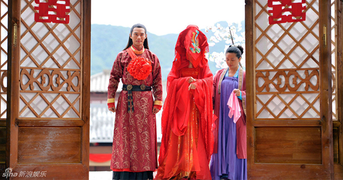 《青丘狐传说》曝喜服剧照 王凯穿红装喜庆