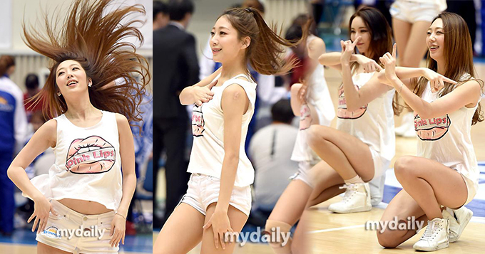 韩啦啦队热舞助阵比赛 热裤下蹲捂胸甩发