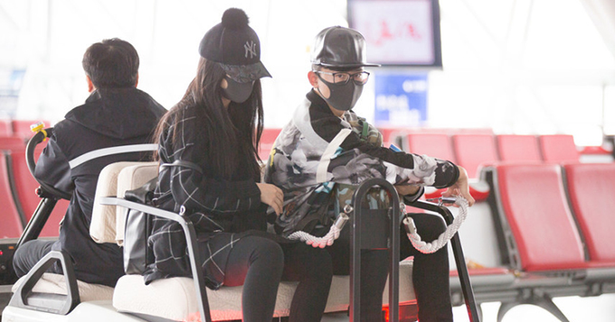 张杰谢娜现身机场 遇粉丝送机要求删图