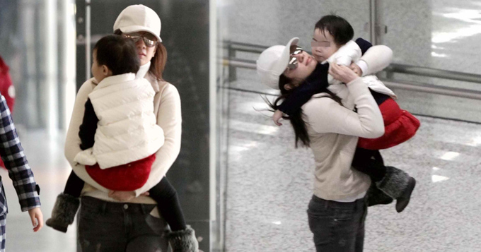 黄奕抱女儿有求必应 蹲地伺候母爱满满