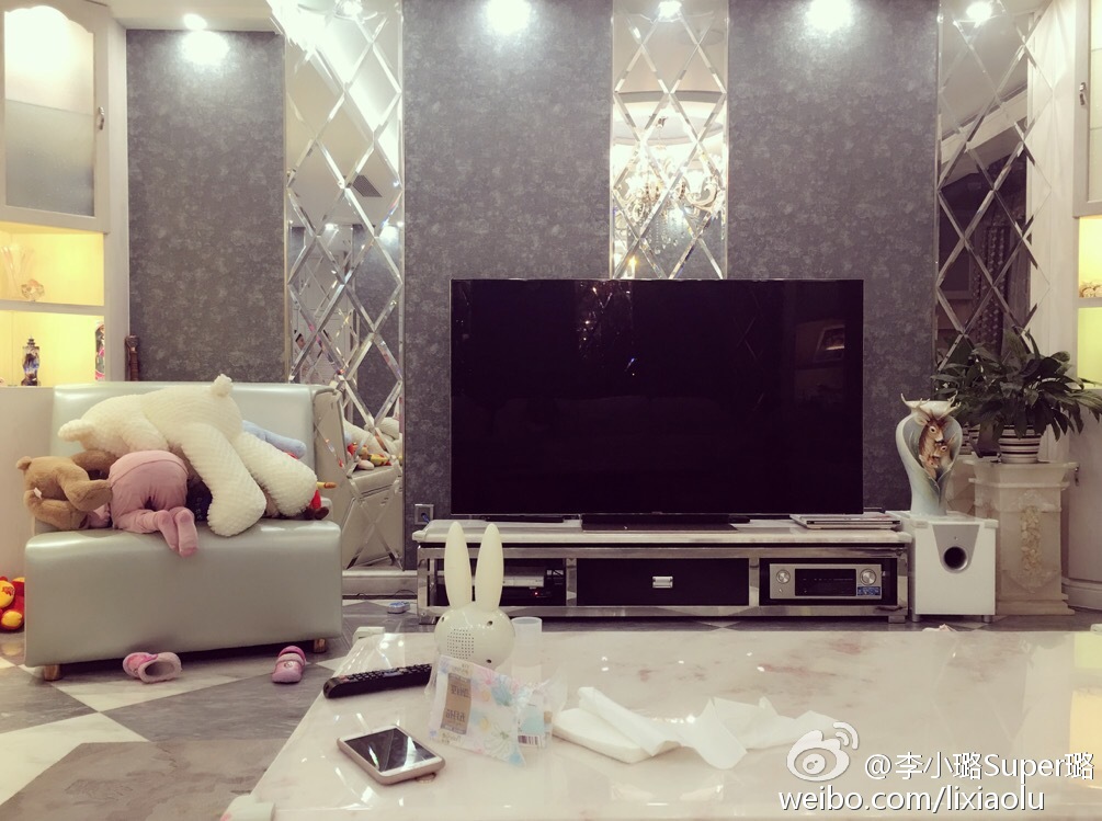 甜馨与妈妈捉迷藏被发现 李小璐豪宅曝光