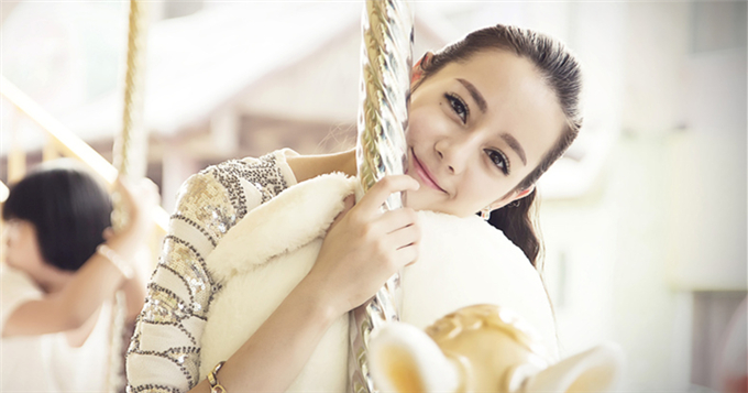 视频：《爱的阶梯》曝迪丽热巴MV 画风甜蜜温暖