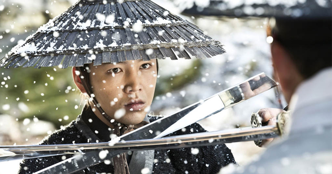 张根硕《大扑》曝剧照 雪中对峙被刀架住