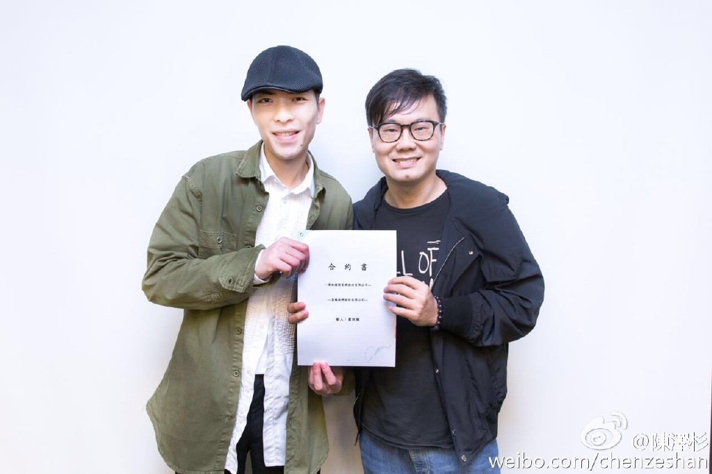 萧敬腾与华纳续约 总裁陈泽杉晒合影(图)