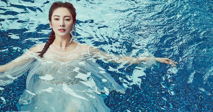 张雨绮化身美人鱼 薄衣湿身性感诱人