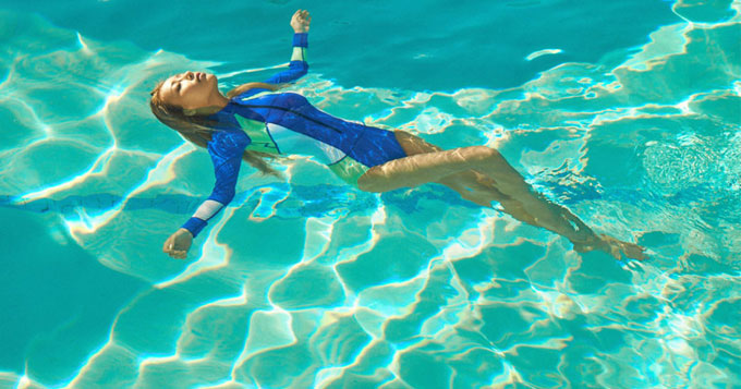 组图：WonderGirls婑斌泳装露沟 水中性感漂浮