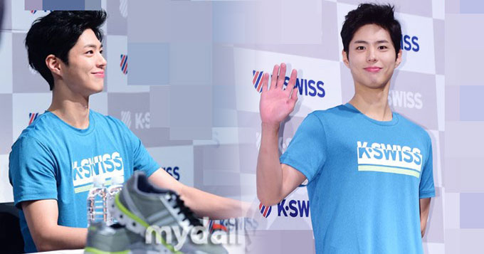 组图:韩星朴宝剑出席签名会 蓝衣清爽笑容甜