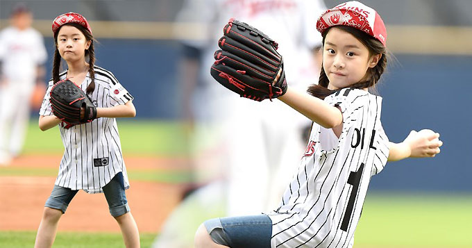 韩6岁童星李娜尹开球 穿棒球服清纯可爱