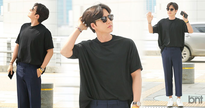 组图：朴海镇全黑造型亮相 歪头撩发招手超级萌