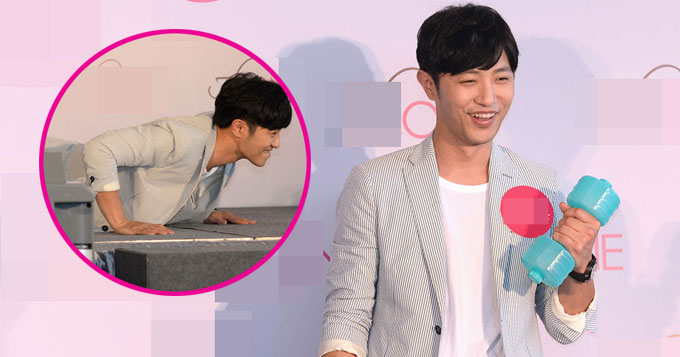 组图：韩星晋久亮相香港 做俯卧撑与粉丝互动