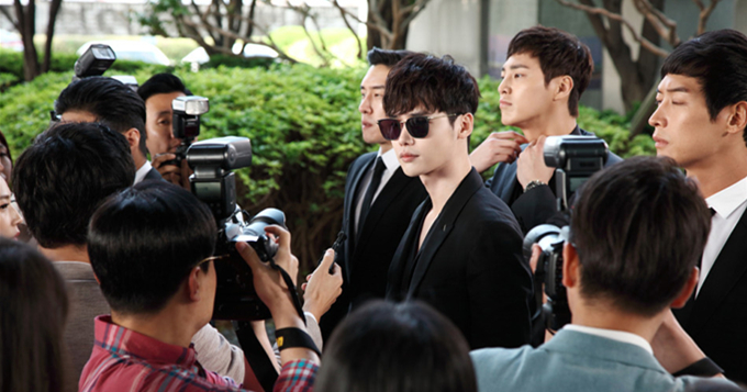 组图:《W》超帅剧照 李钟硕演总裁被粉丝围堵