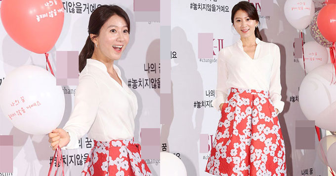 组图：49岁韩星金喜爱驻颜有术 穿花裙皮肤好