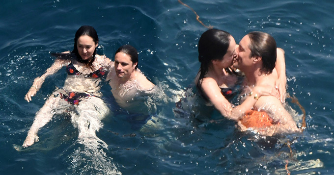 马丁与女友鸳鸯戏水 女方作风豪放狠扯Bra