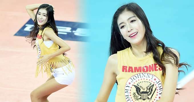 组图:韩排球啦啦队热舞助兴 露脐装显露好身材