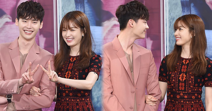 组图：《W》李钟硕韩孝珠配一脸 肤白笑容甜