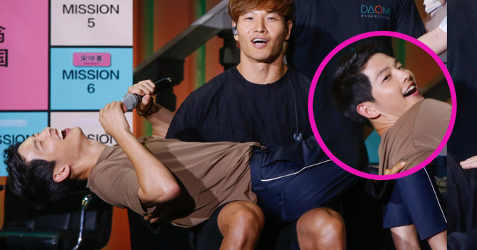 组图:暴力搂入怀!宋仲基获金钟国公主抱