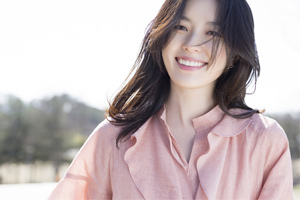 韩孝周开微博问候 席地而坐率性自然