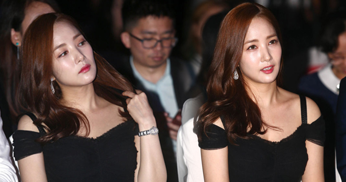 超性感！朴敏英黑紧身裙亮相 低胸秀性感火辣身材