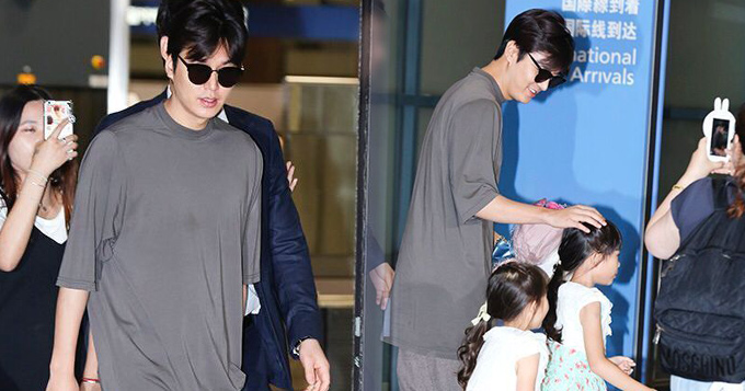 李敏镐机场摸女孩头 穿肥T恤垮裤遮长腿