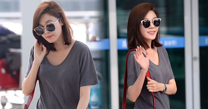 组图：38岁人妻金荷娜现身机场 红唇妆气色好