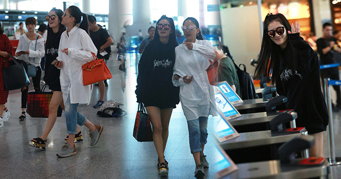 姐俩好！谢娜露大白腿挽陈乔恩热聊