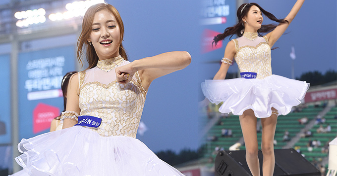 组图：韩国啦啦队助兴棒球赛 风吹蓬蓬裙翻飞