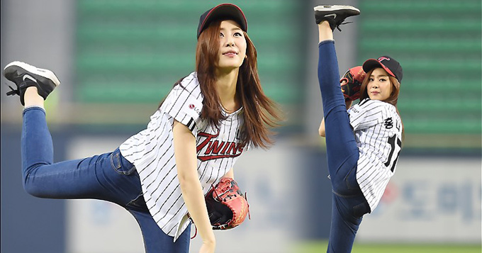 组图：韩国小姐季军为棒球赛开球 抬腿秀一字马