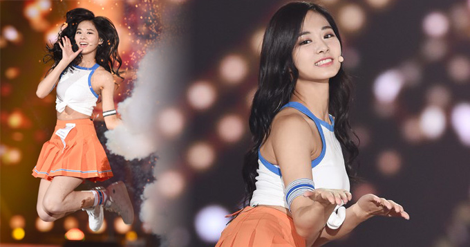 TWICE热舞助兴 周子瑜穿超短裙跳跃