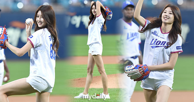 韩国小姐为棒球赛开球 绿茵场9头身完美 