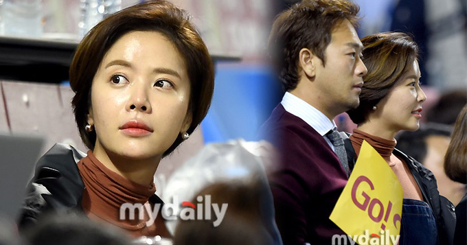 黄正音与富商老公看棒球赛 短发显老十岁