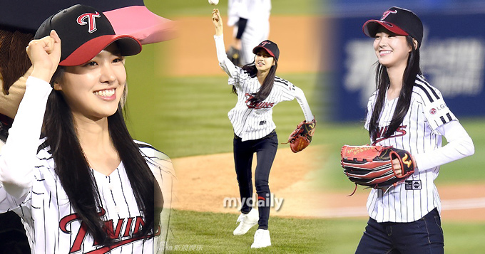 组图：陈世妍清纯可爱亮相 任棒球比赛开球嘉宾