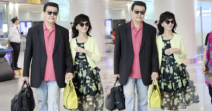 夫妻恩爱！赵雅芝穿花裙与老公并肩同行