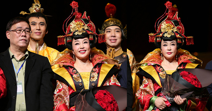 刘晓庆61岁生日获巨型蛋糕 许愿似少女