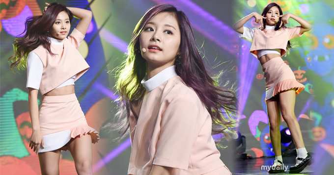 TWICE粉裙热舞娇美 周子瑜穿短裙秀曲线