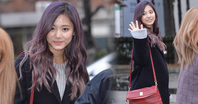 TWICE清晨光腿亮相街头 周子瑜回眸灿笑